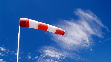 Windsack vor blauem Himmel