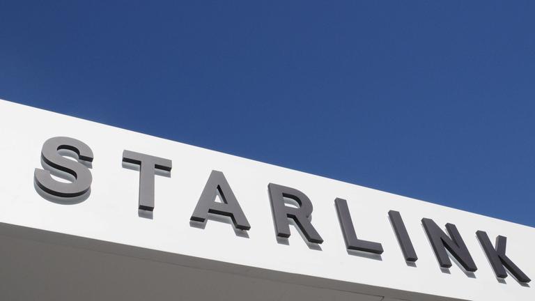 Das Starlink-Logo auf einer Hauswand.
