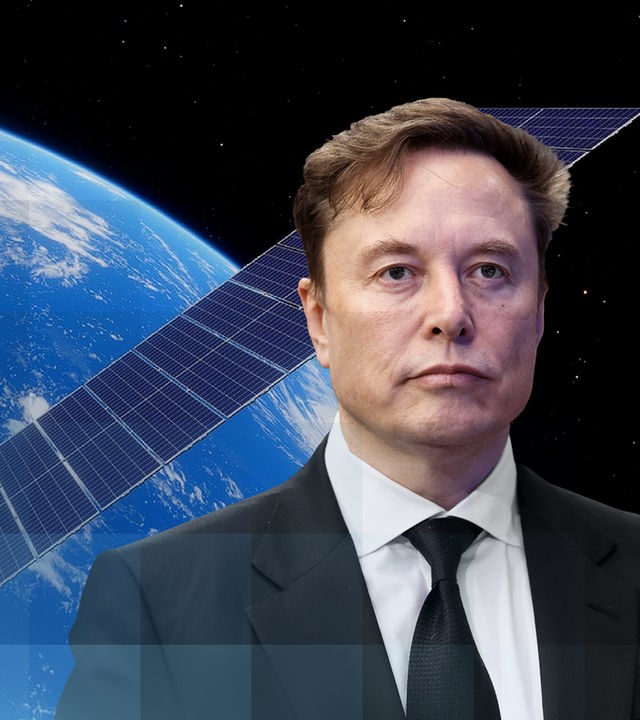 Ein Ausschnitt von Elon Musk vor einem Bild eines Starlinksatelliten, der die Welt umkreist. Im Hintergrund die Welt.