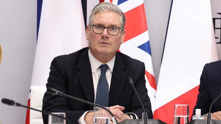 17.04.2026, Frankreich, Paris: Der französische Präsident Emmanuel Macron (nicht abgebildet) und Premierminister Sir Keir Starmer veranstalten gemeinsam ein Treffen im Palast in Frankreich, um eine multinationale Koalition zur Erleichterung des Schiffsverkehrs in der Straße von Hormuz nach dem Ende des Krieges zwischen den USA und dem Iran zu bilden.