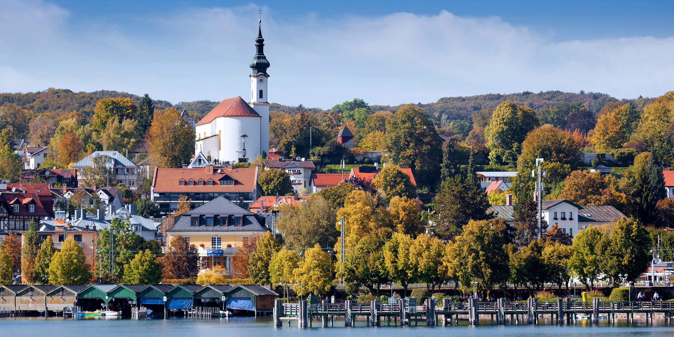 Ein herbstliches Bild von Starnberg mit Blick vom See aus