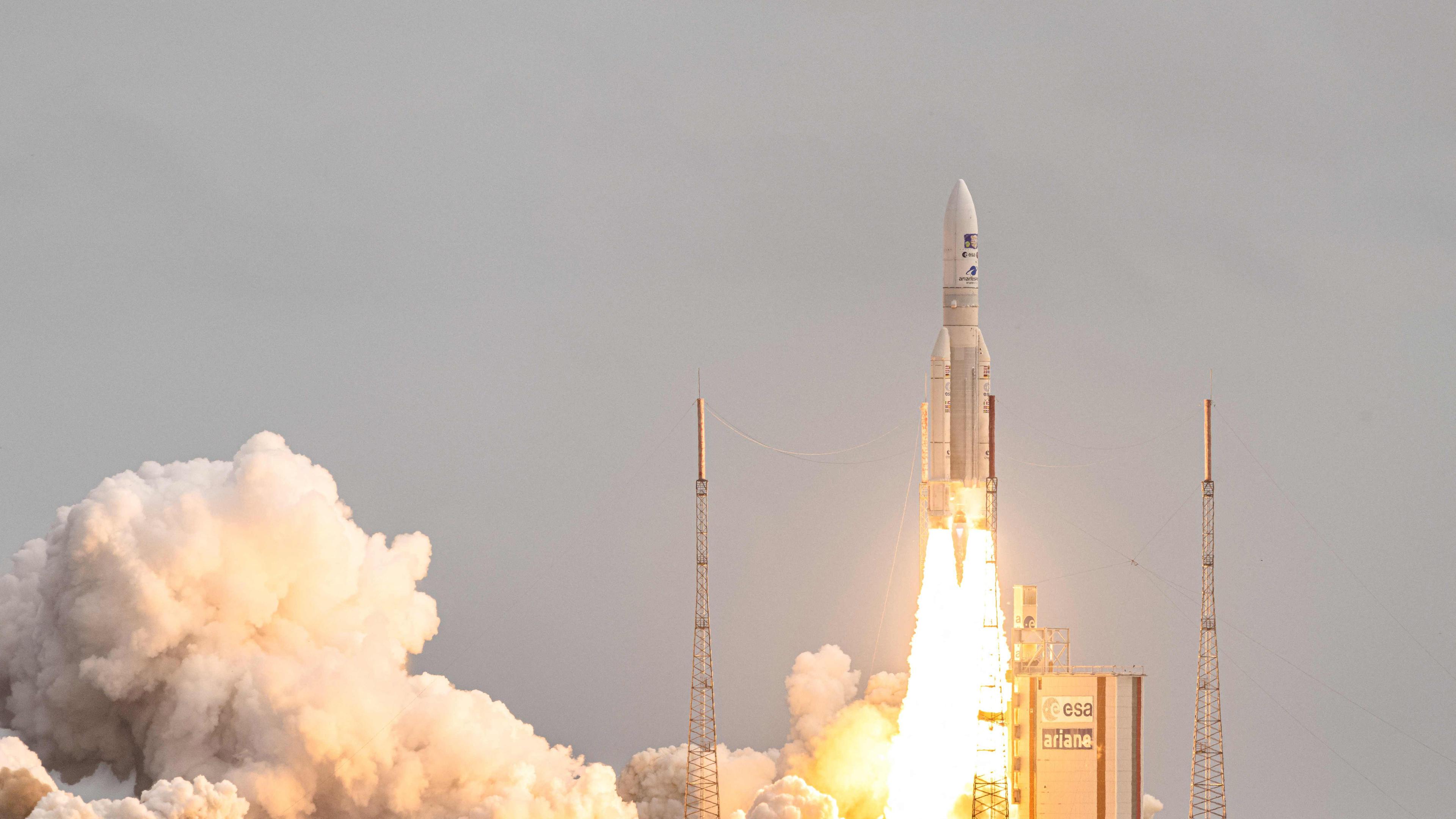 Ariane-5-Rakete beim Abheben von ihrer Startrampe im Raumfahrtzentrum Guayana in Kourou, Französisch-Guayana.