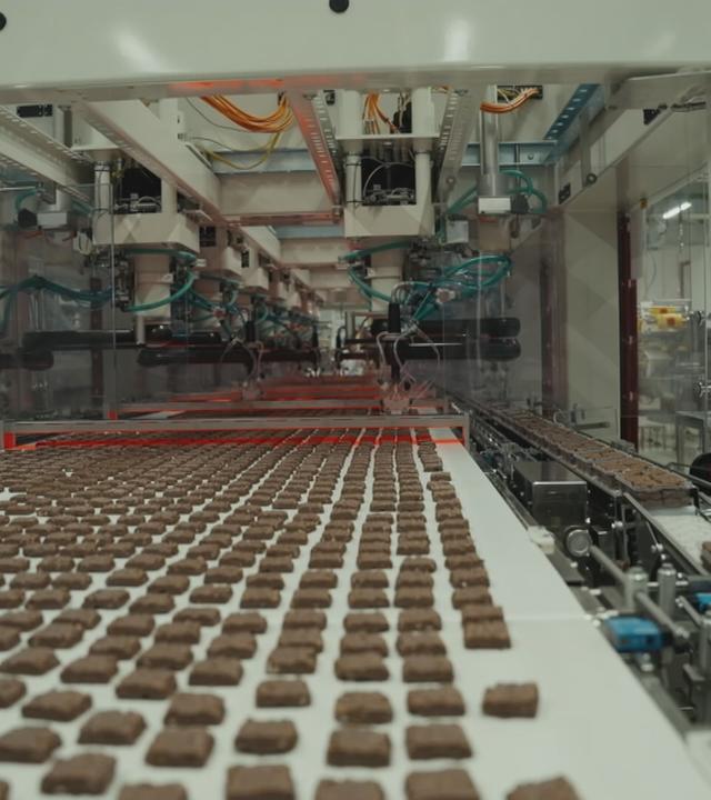 Fabrikband auf dem Schokoladenstücke liegen