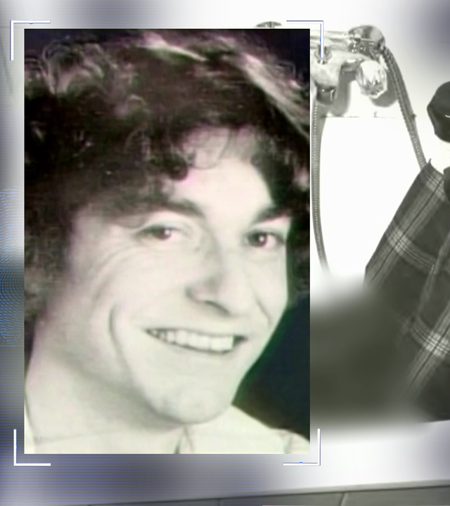 Passfoto von Peter Köhler (Mordopfer). Im Hintergrund eine Leiche, die bäuchlings in einer Badewanne liegt (teilweise technisch verfremdet), Bild aus der Polizeiakte. Links daneben: Lichtschematische Darstellung eines Fingerabdrucks.