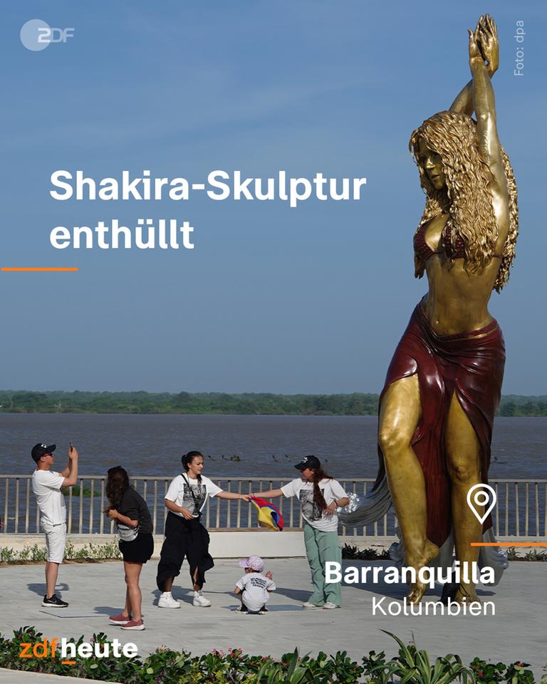Eine meterhohe goldene Statue von Shakira.