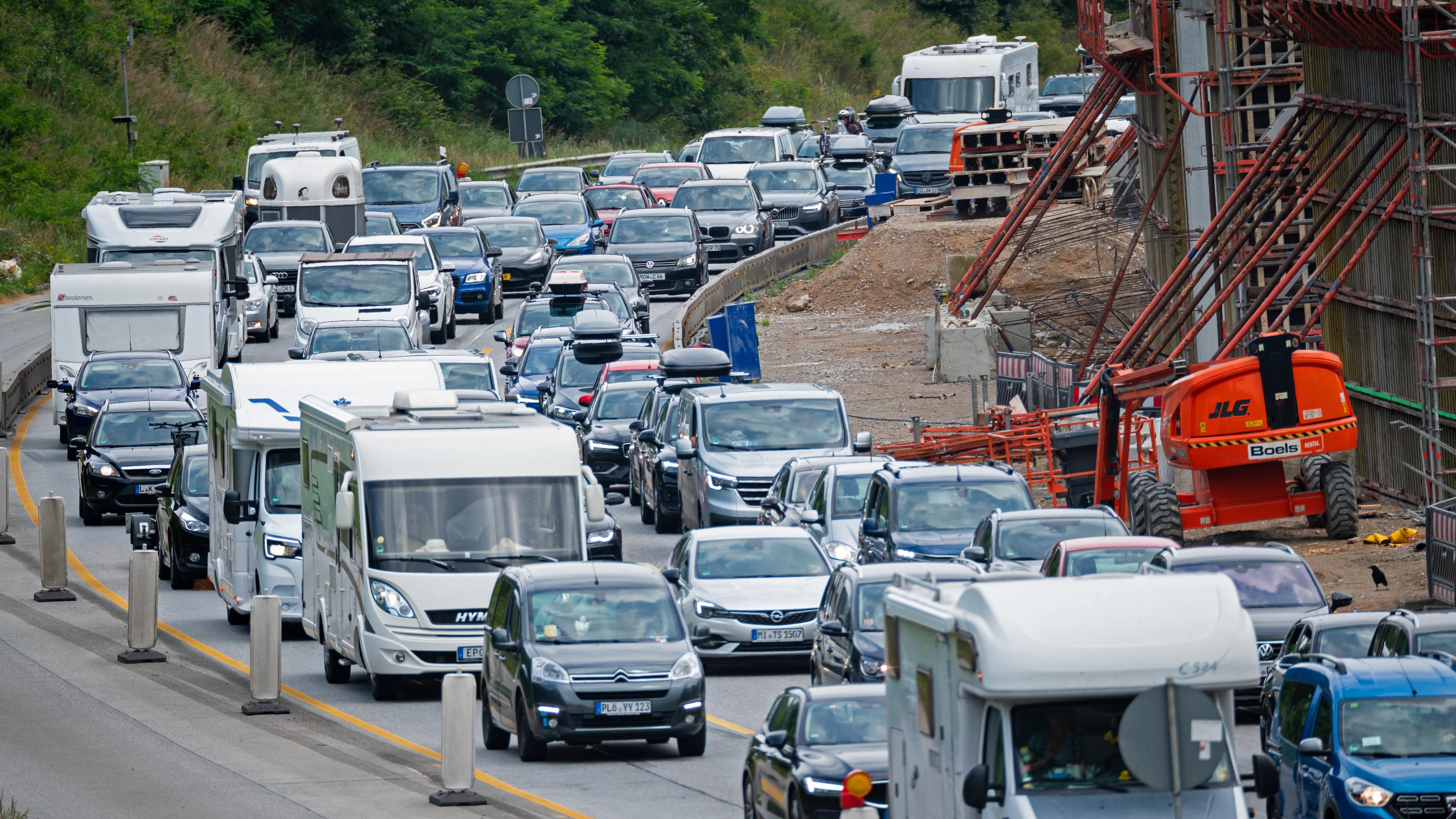 Zahlreiche Wohnmobile und Autos stehen im Stau auf der Autobahn 7 in Richtung Süden, aufgenommen am 29.07.2023in Hamburg