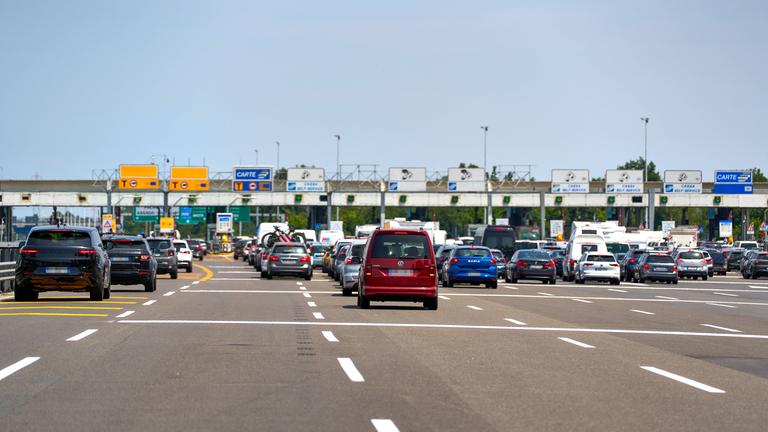 Dichter Verkehr vor einer italienischen Autobahnmautstelle in Italien am 15.06.2025.
