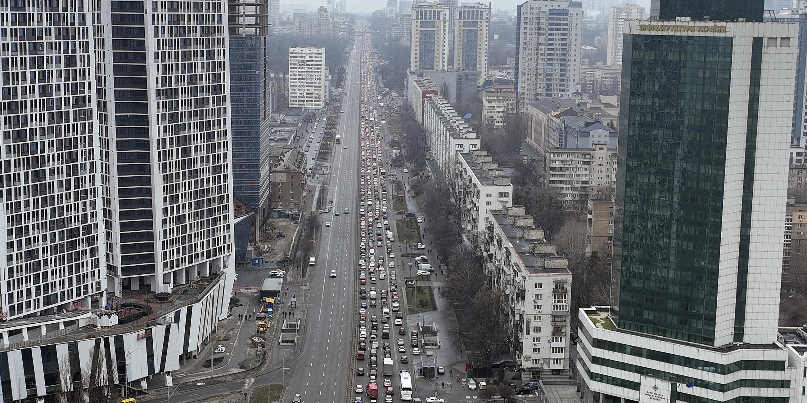 Autos stauen sich in Kiew, während die Menschen die Stadt verlassen.