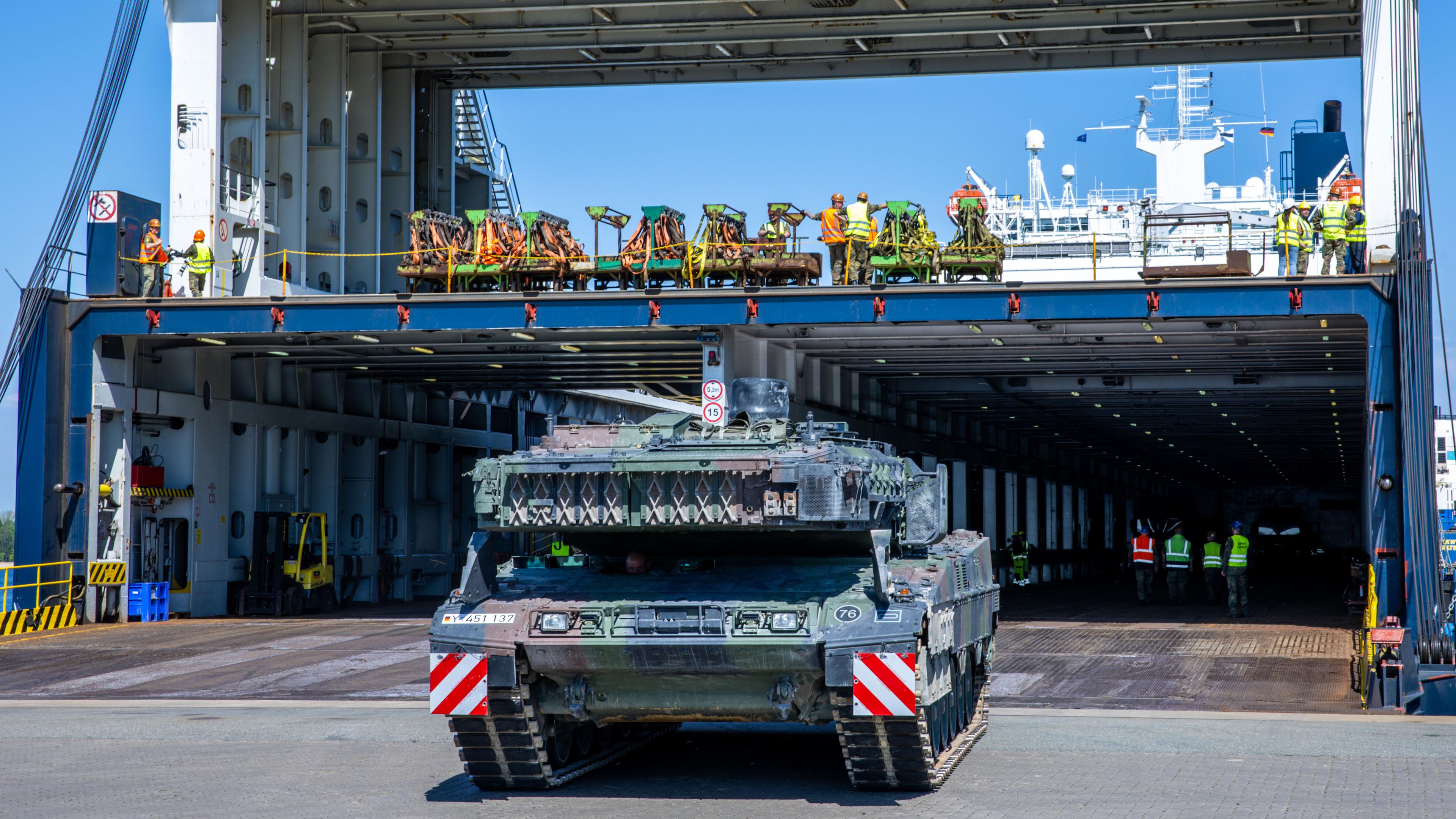 Rostock: Ein Leopard-2-Kampfpanzer A7V wird bei einer Übung im Seehafen auf ein Fährschiff verladen.