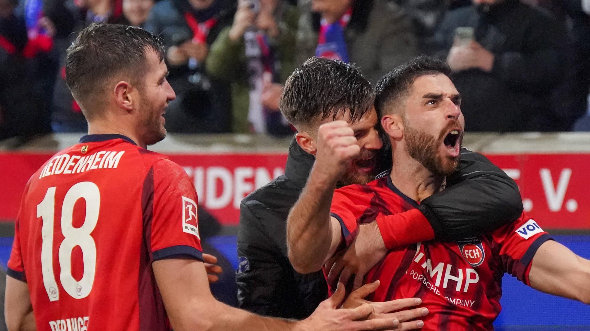 Stefan Schimmer (FC Heidenheim, 9) jubelt. 