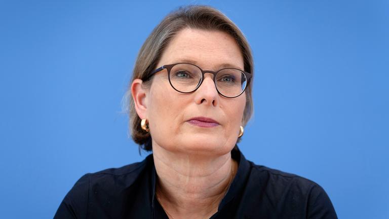 Stefanie Hubig bei der Bundespressekonferenz