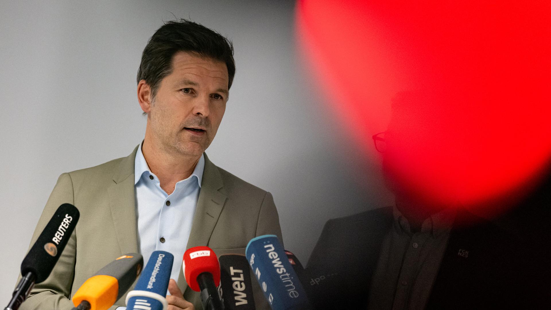 Steffen Krach (SPD), Berliner SPD-Fraktions- und Landesvorsitzender, spricht auf einer Pressekonferenz im Haus der Statistik.