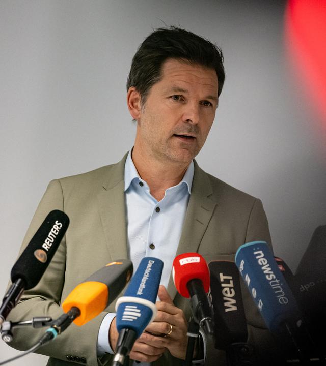 Steffen Krach (SPD), Berliner SPD-Fraktions- und Landesvorsitzender, spricht auf einer Pressekonferenz im Haus der Statistik.