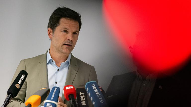 Steffen Krach (SPD), Berliner SPD-Fraktions- und Landesvorsitzender, spricht auf einer Pressekonferenz im Haus der Statistik.