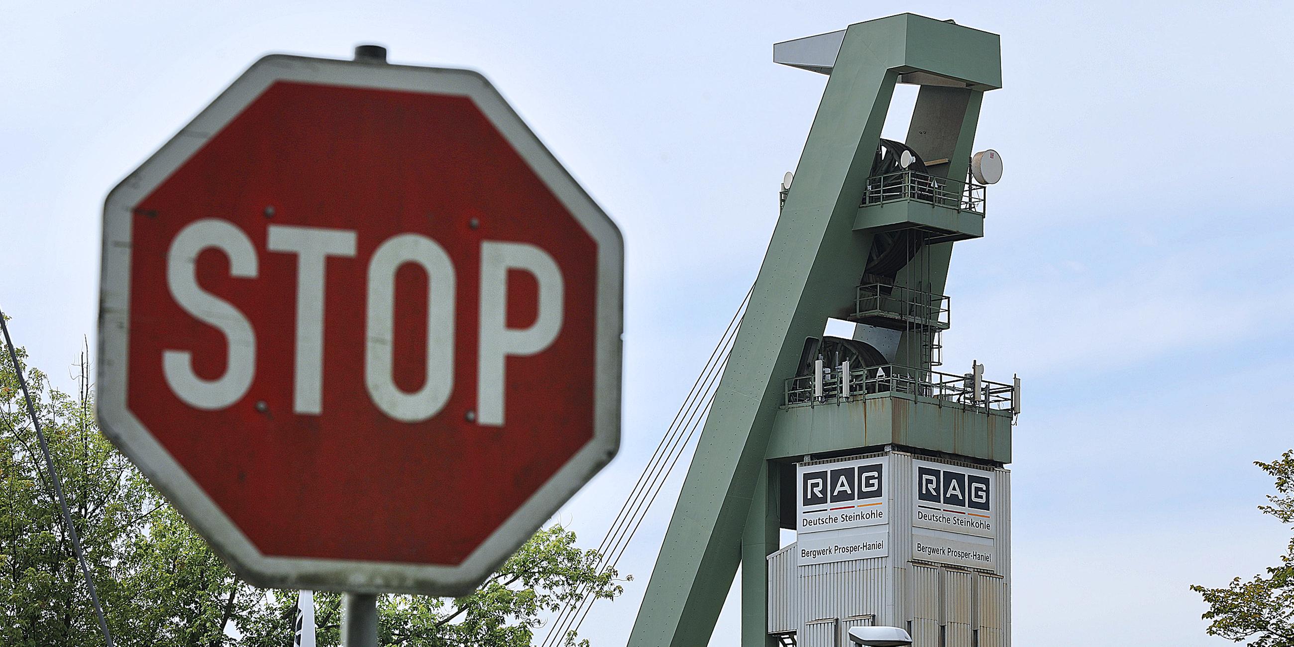 Archiv: Vor der Zeche Prosper Haniel steht ein Stop Schild