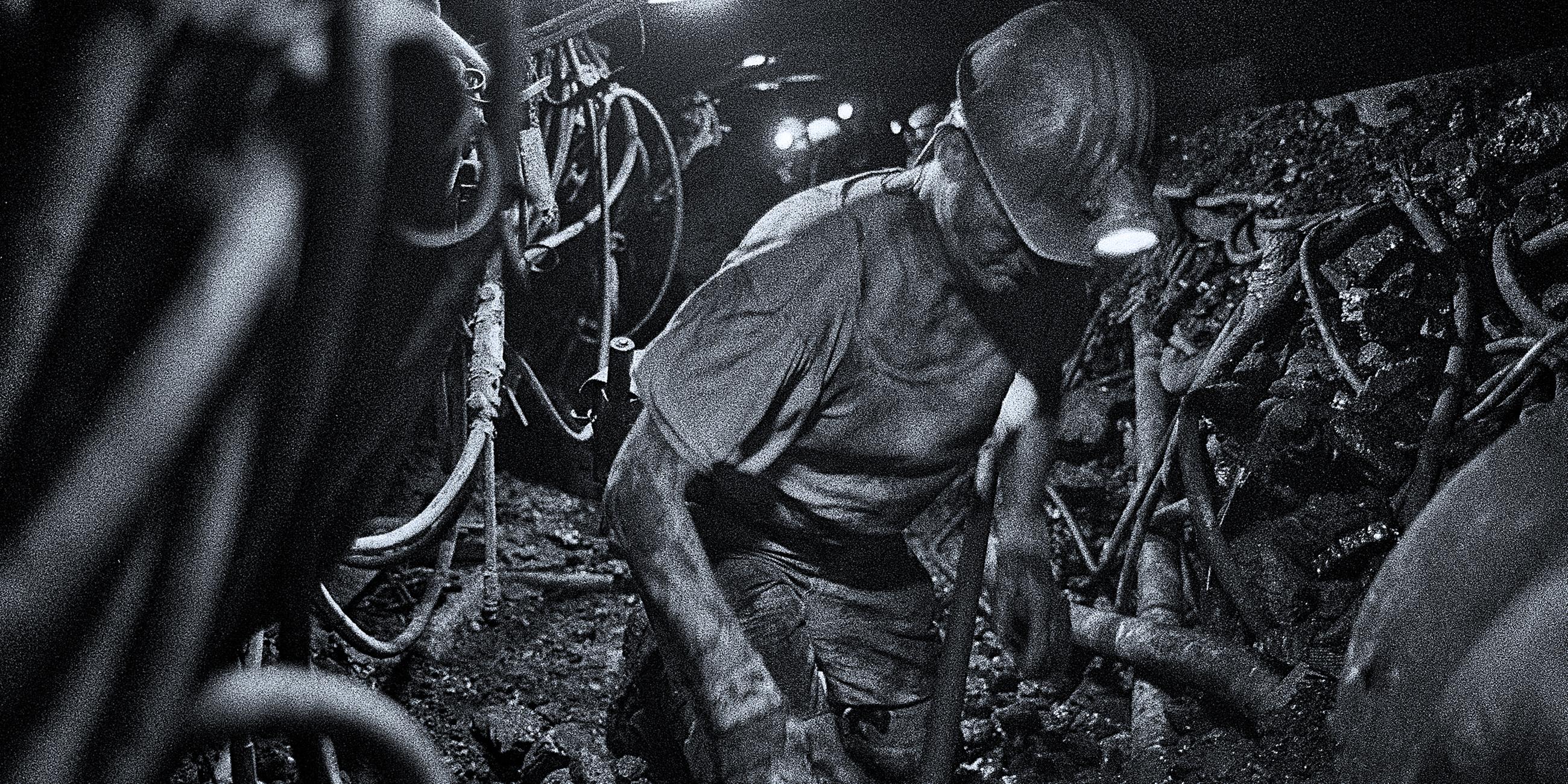 Archiv: Ein Bergmann arbeiten auf der Zeche Prosper Haniel in 1250 Metern Tiefe an einem Flöz unter Tage vor Kohle