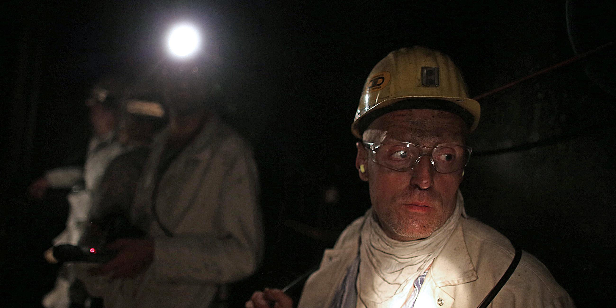 Archiv: Bergleute stehen auf der Zeche Prosper Haniel im Förderkorb