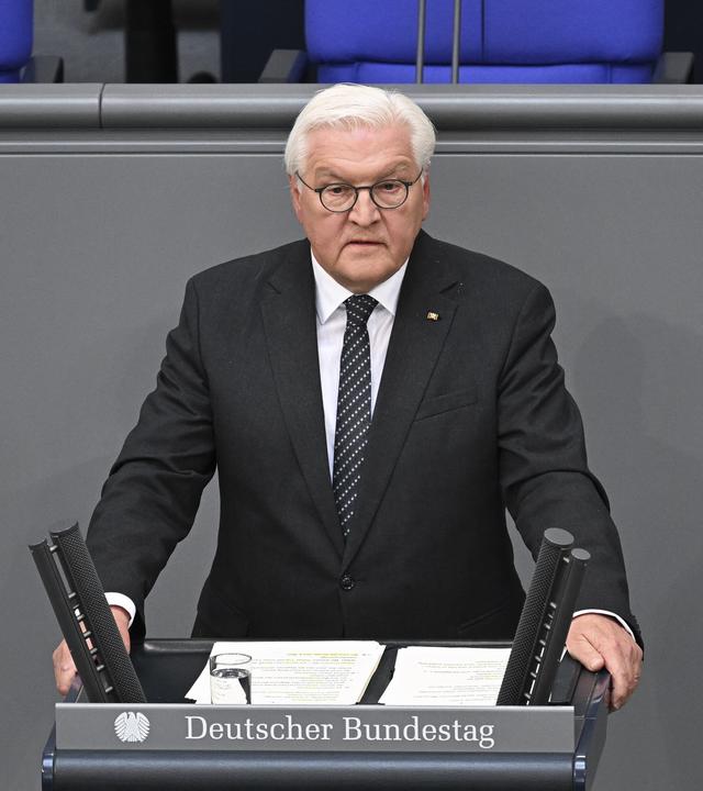 Bundespräsident Frank-Walter Steinmeier hält eine Rede während einer Sitzung zum 80. Jahrestag des Endes des Zweiten Weltkriegs im Deutschen Bundestag