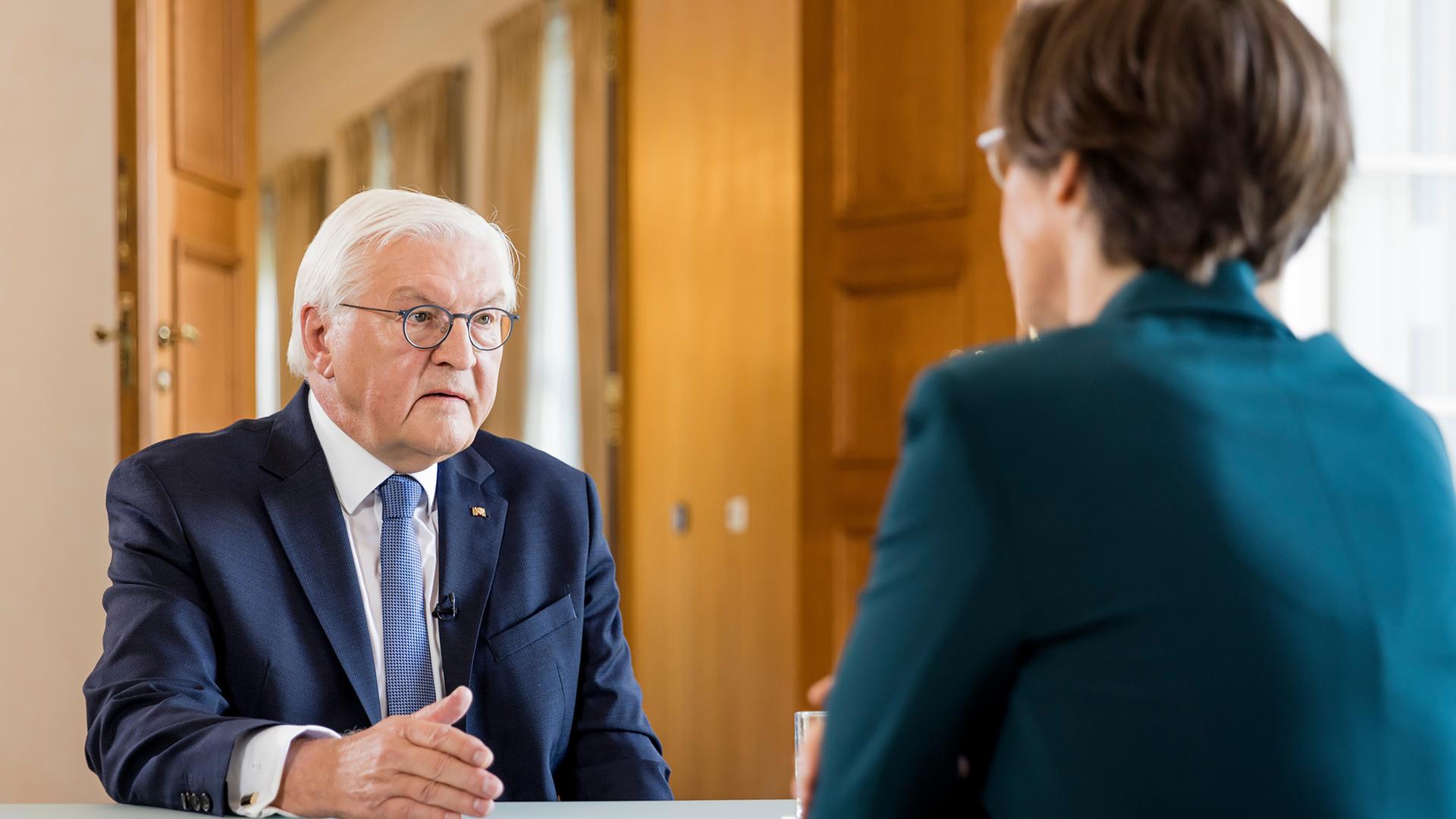 Bundespräsident Frank-Walter Steinmeier unterhält sich während des Sommerinterviews im Schloss Bellevue mit Diana Zimmermann.