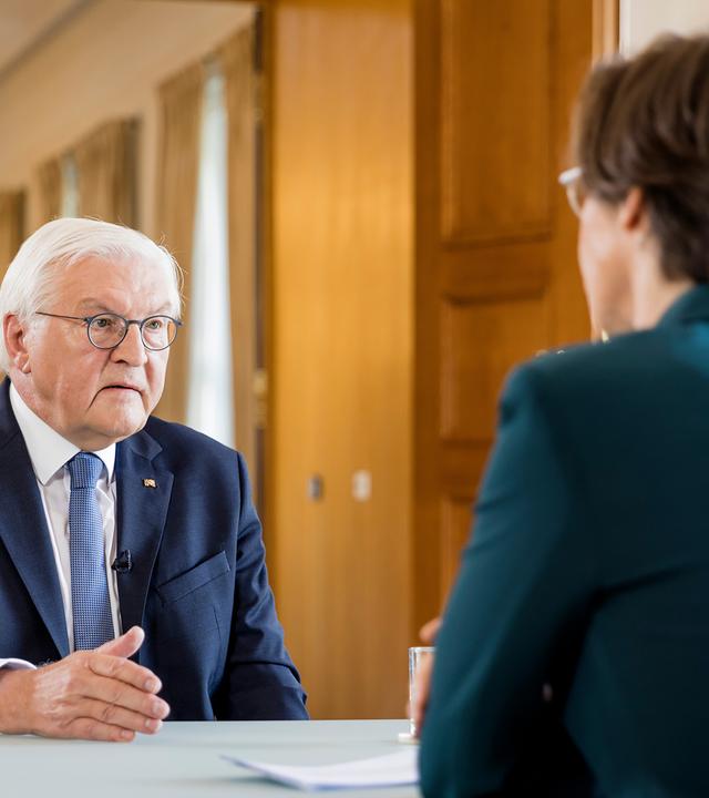 Bundespräsident Frank-Walter Steinmeier unterhält sich während des Sommerinterviews im Schloss Bellevue mit Diana Zimmermann.