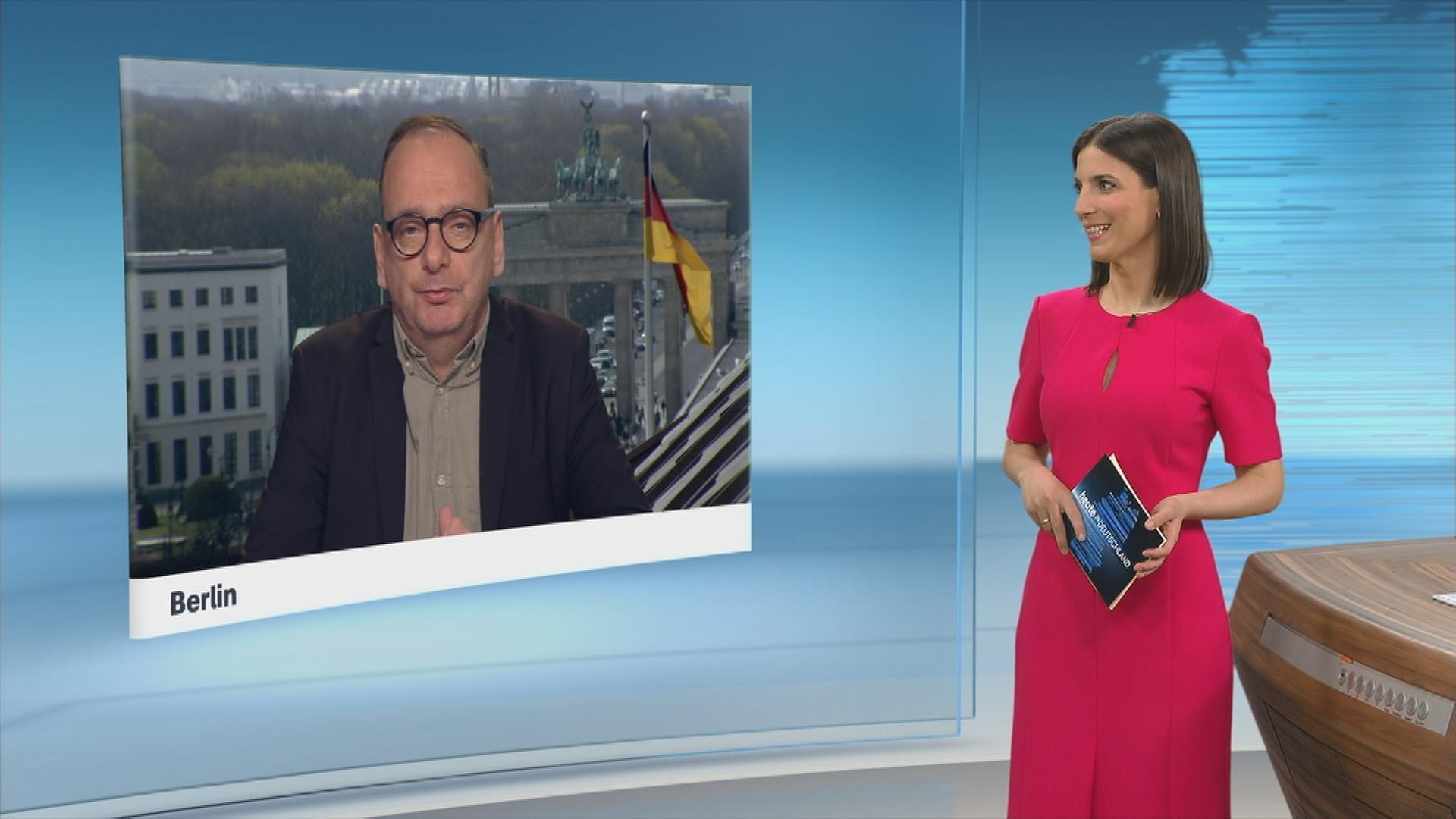 Moderatorin Lisa Mittrücker in einem Schaltgespräch mit einem Korrespondenten aus Berlin