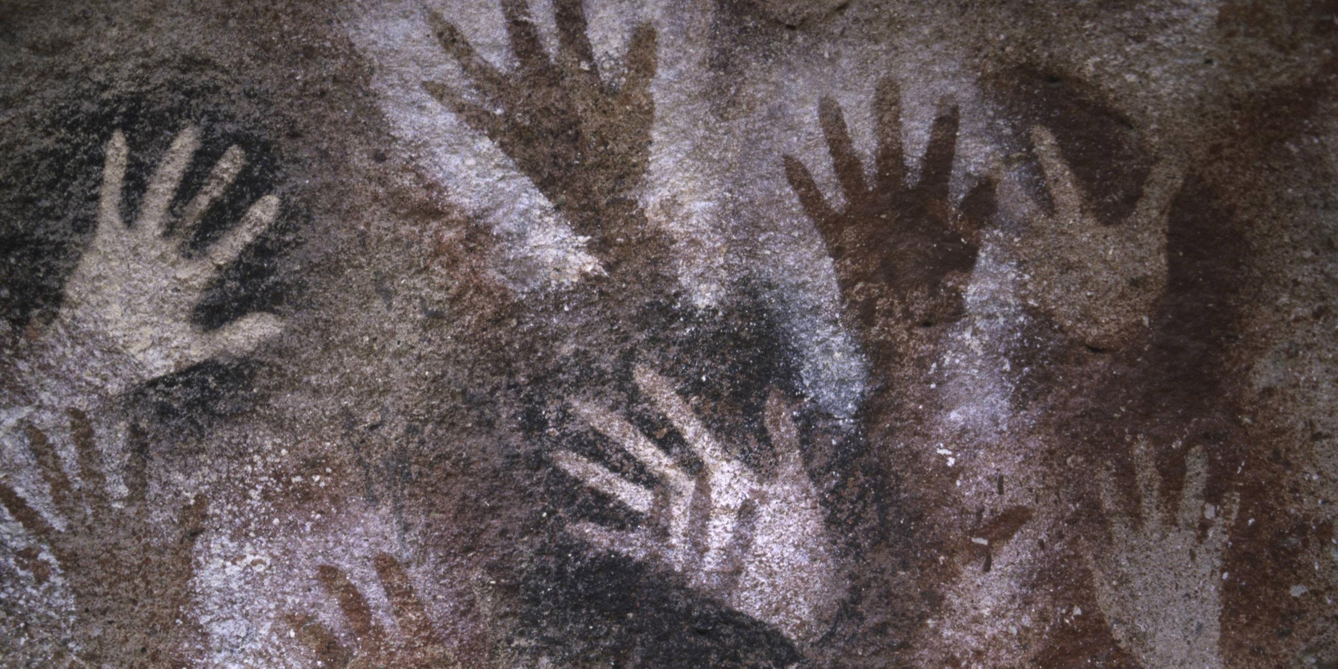 Steinzeitliche Höhlenmalereien in Form von Handabdrücken in der "Cueva de las manos" in Patagonien, Argentinien