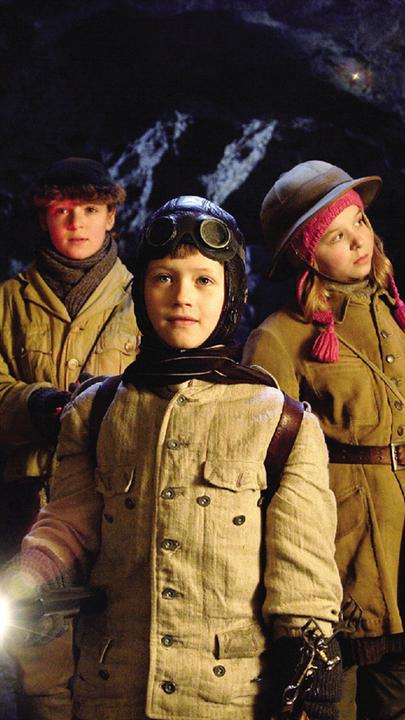 Gustav (Julius Römer, Mi.), Stella (Laura Berschuck, re.) und Clementine (Hanna Schwamborn, li.) sind auf der Suche nach dem Schatz.