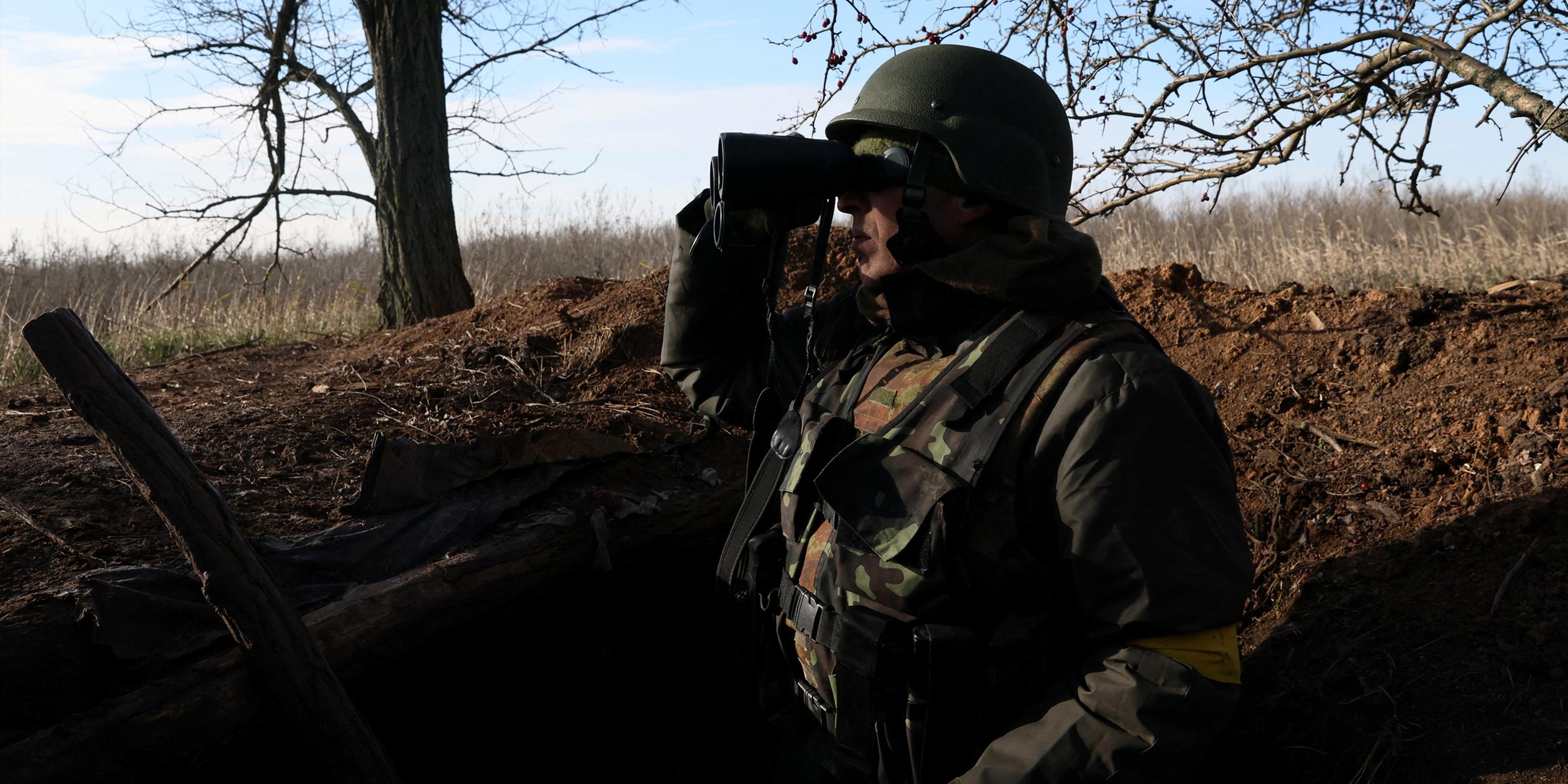 Ein Mitglied der 68. Unabhängigen Jager-Brigade der ukrainischen Armee scannt den Horizont nach russischem Militär von seiner Position in den Schützengräben nahe der Front in der südlichen Donbass-Region in der Ukraine, 29. 11. 2022.