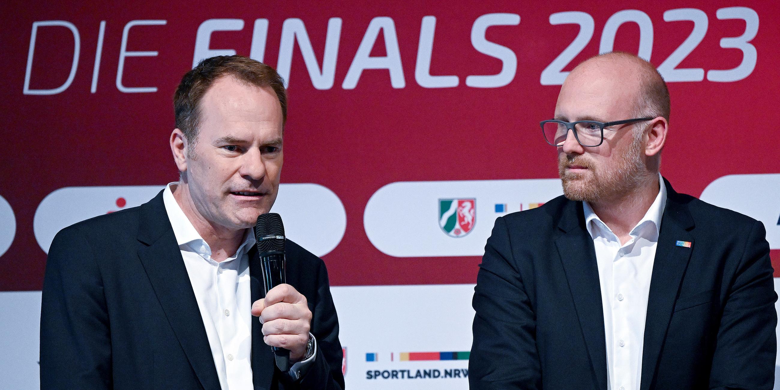 Die beiden Oberbürgermeister Stephan Keller (CDU, Düsseldorf, l.) und Sören Link (SPD, Duisburg) bei einer Pressekonferenz zu den Finals 2023.