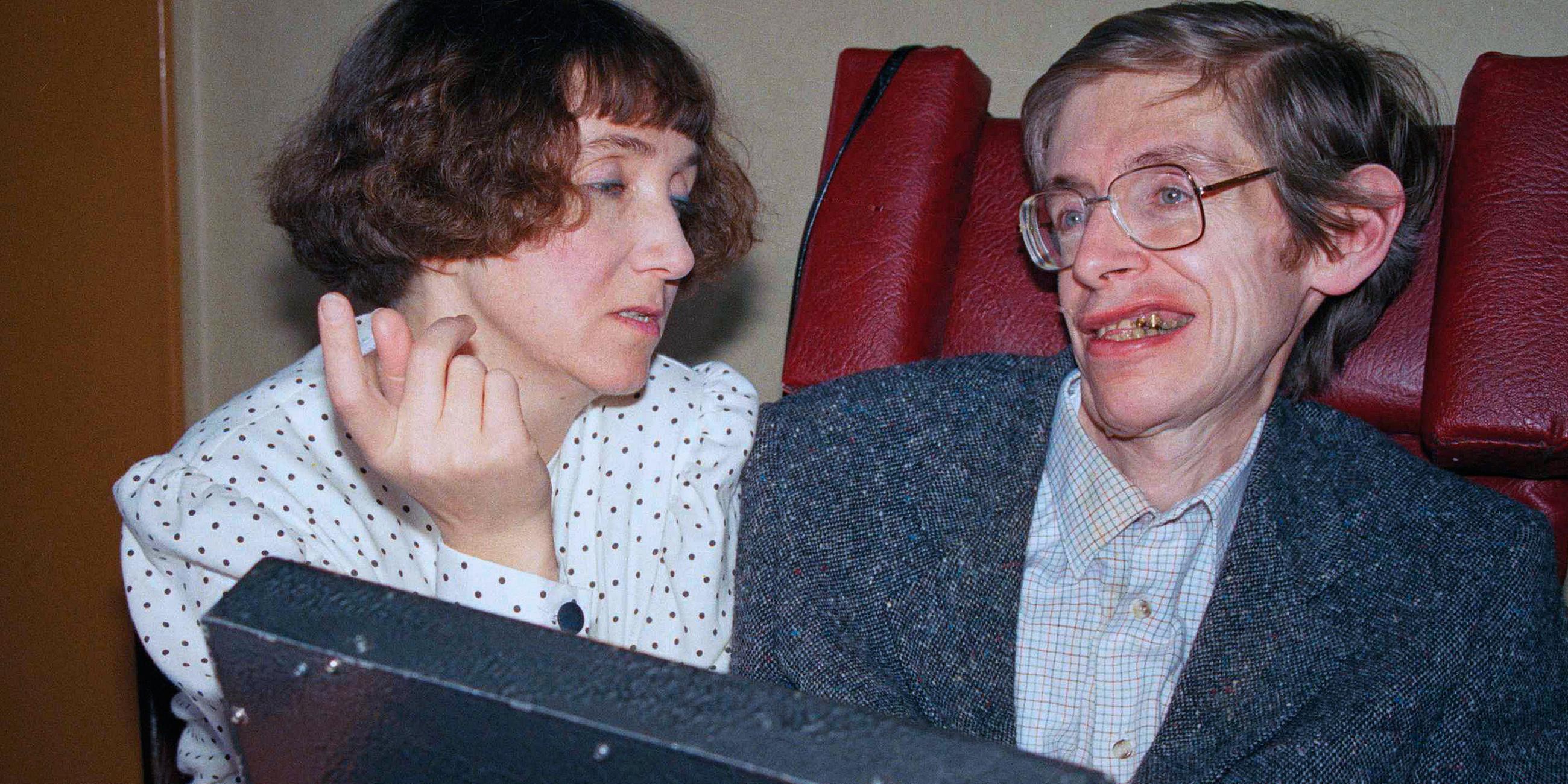 Archiv: Der britische Physiker Stephen Hawking beantwortet mit Hilfe eines Computers und seiner damaligen Frau Jane fragen von Journalisten