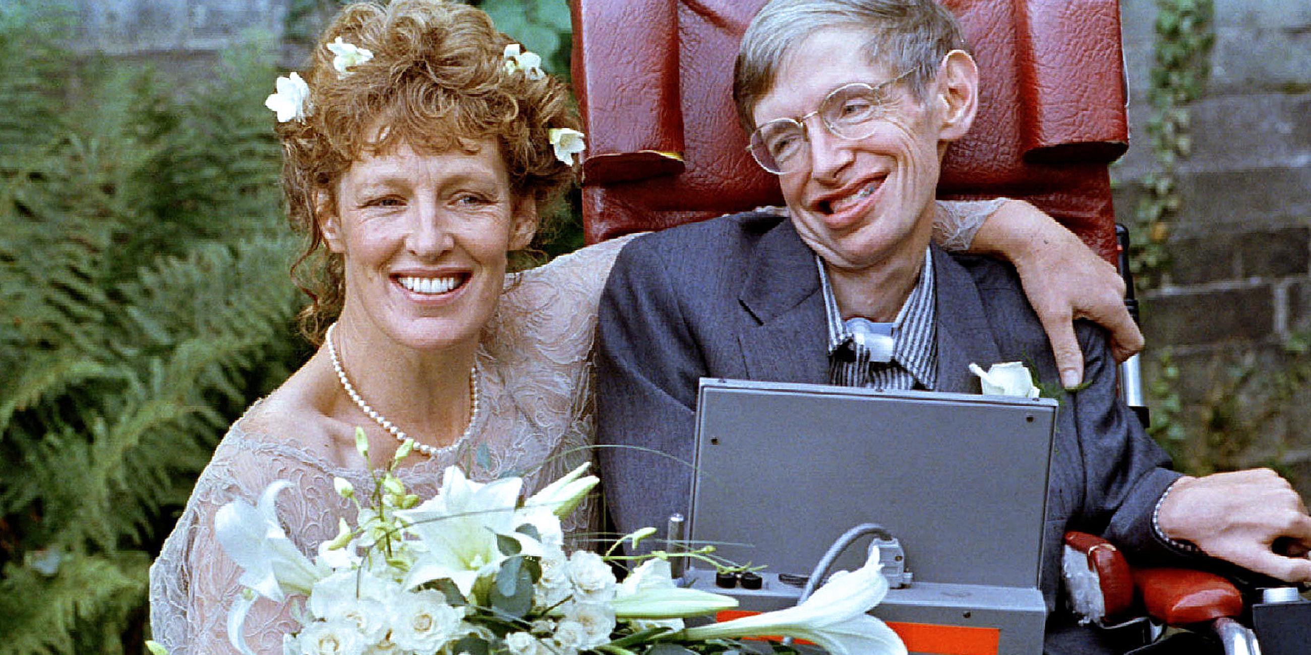 Archiv: Hochzeitsfoto von Stephen Hawking und seiner Ehefrau Elain Mason, aufgenommen am 16.09.1995 