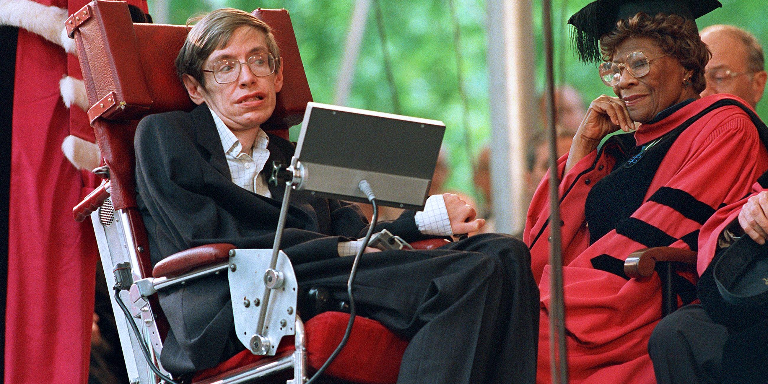 Archiv: Der britische Astrophysiker Stephen Hawking und die First Lady of Jazz Ella Fitzgerald werden mit der Ehrendoktorwürde der Universität Harvard ausgezeichnet