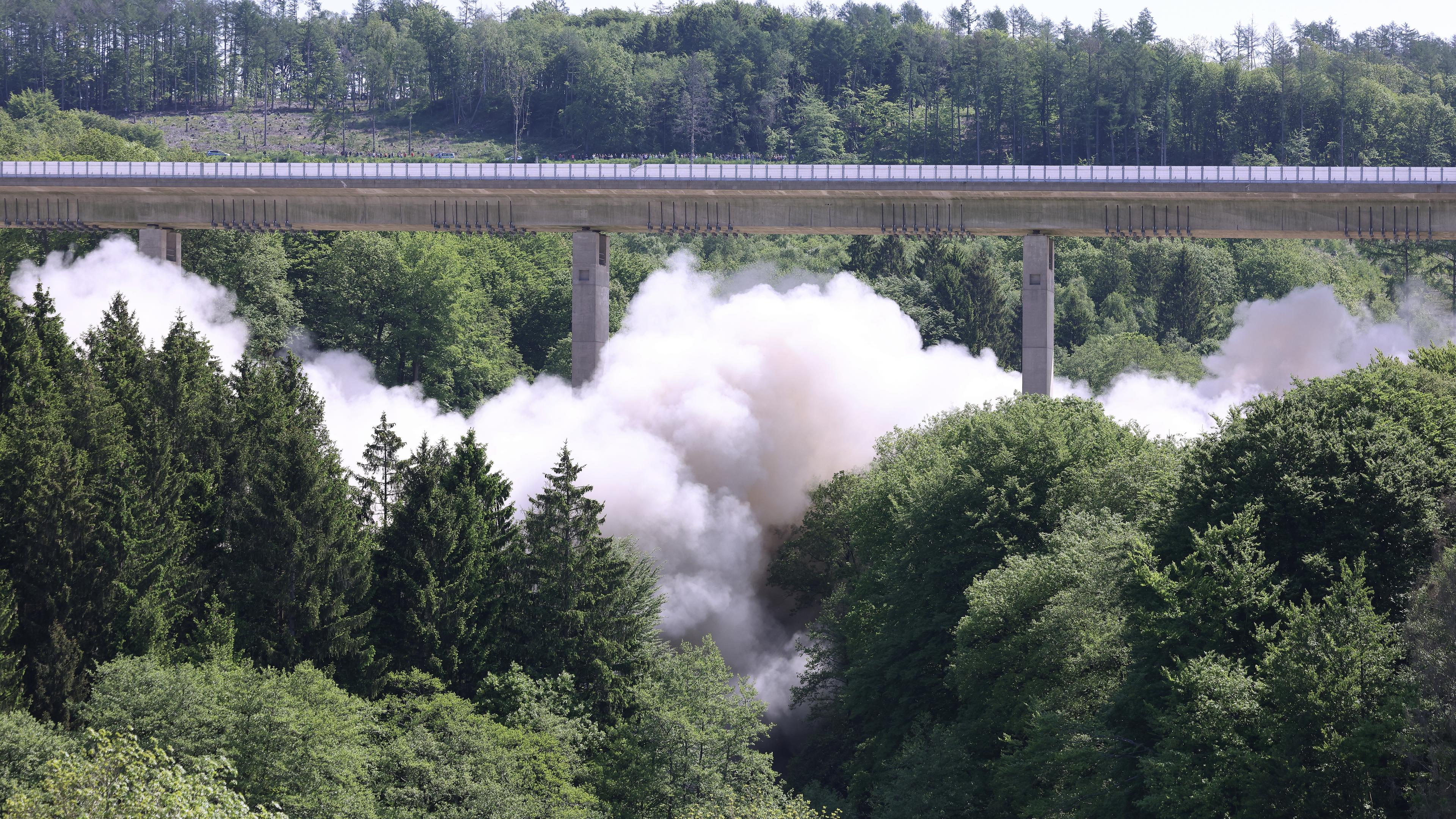 Eine große Staubwolke steigt bei der Sprengung des ersten Teilbauwerks der Sterbecke-Talbrücke an der Autobahn 45 auf