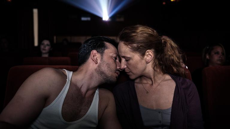 Sandra und Mehmet kommen sich im Kino näher