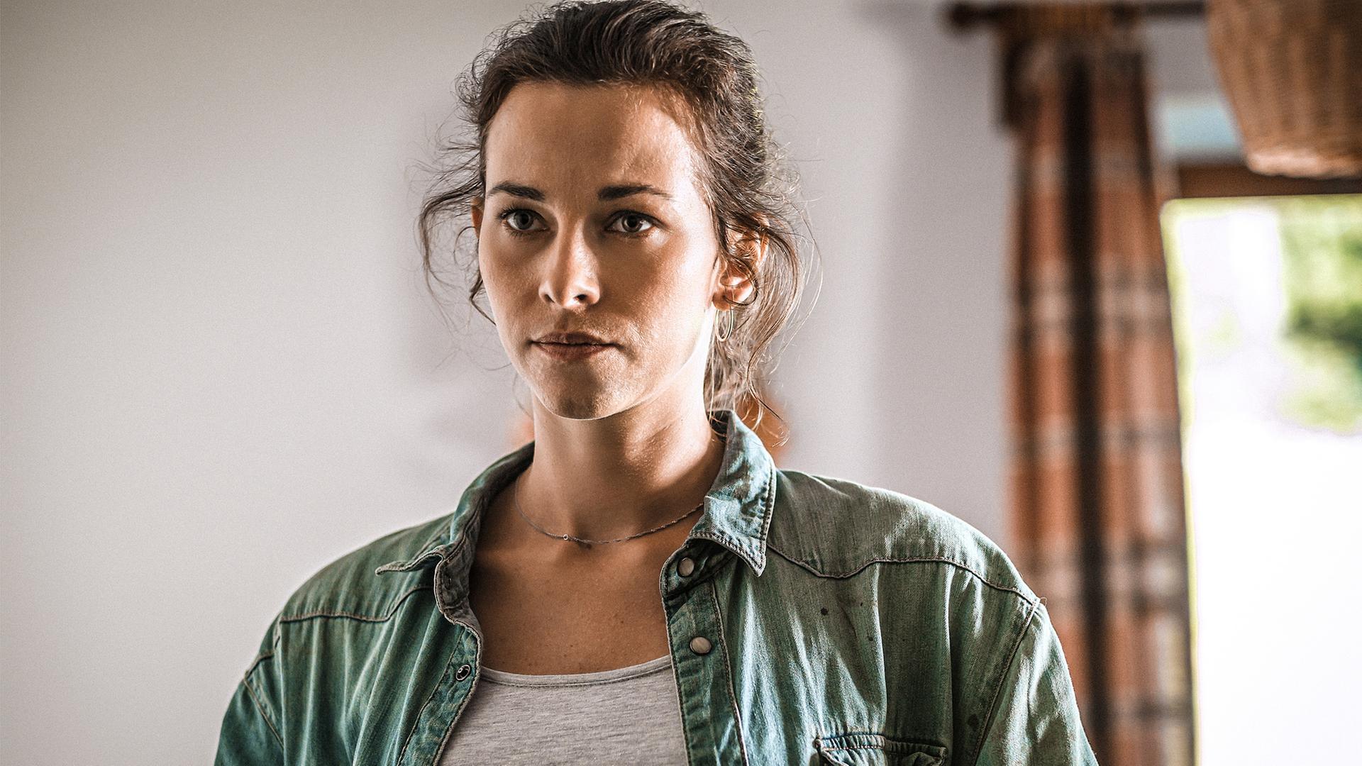 "Lena Lorenz - Sternenkind": Lucie (Marie Hacke) in Nahaufnahme mit nachdenklichem Blick.