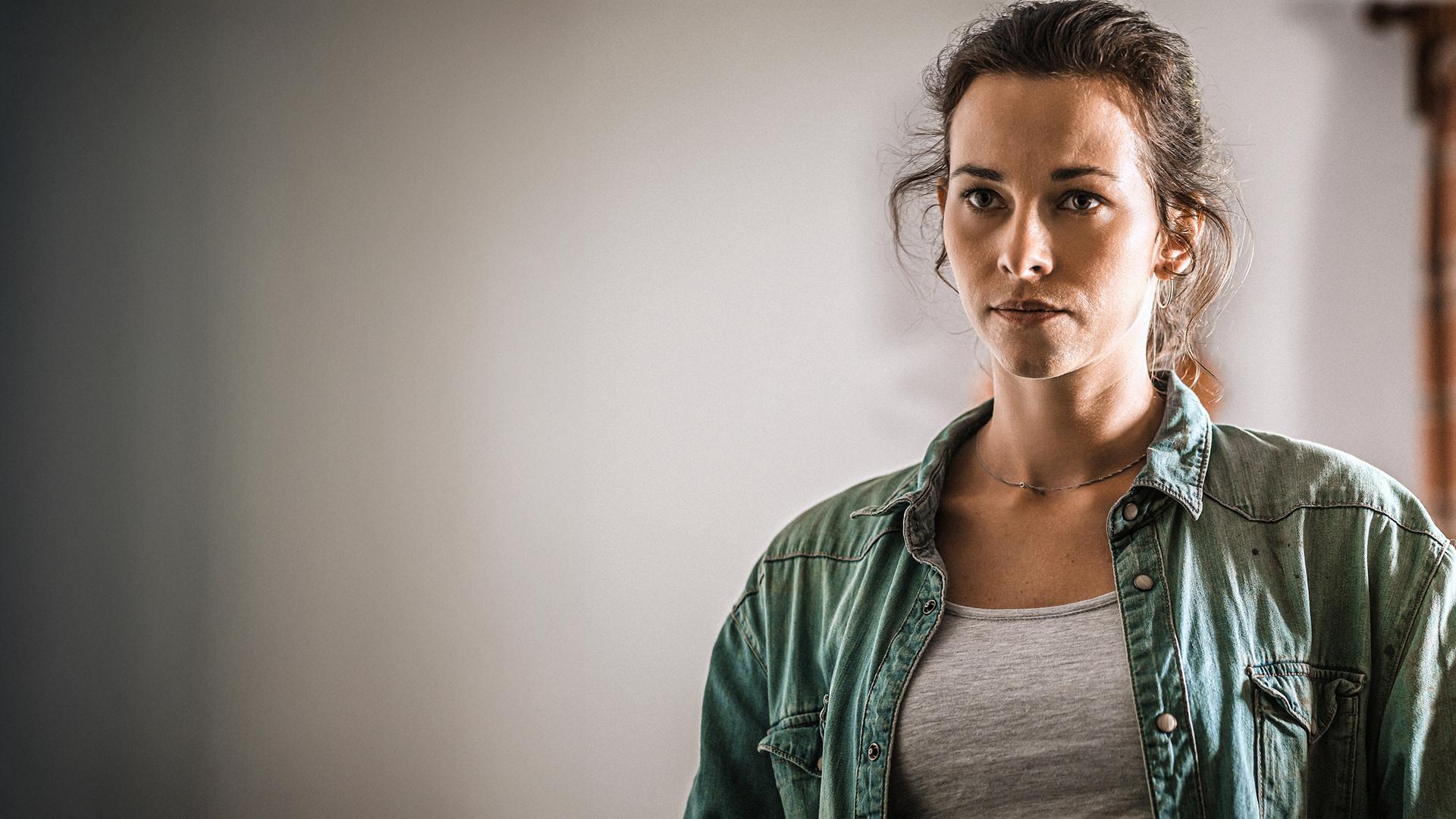 "Lena Lorenz - Sternenkind": Lucie (Marie Hacke) in Nahaufnahme mit nachdenklichem Blick.