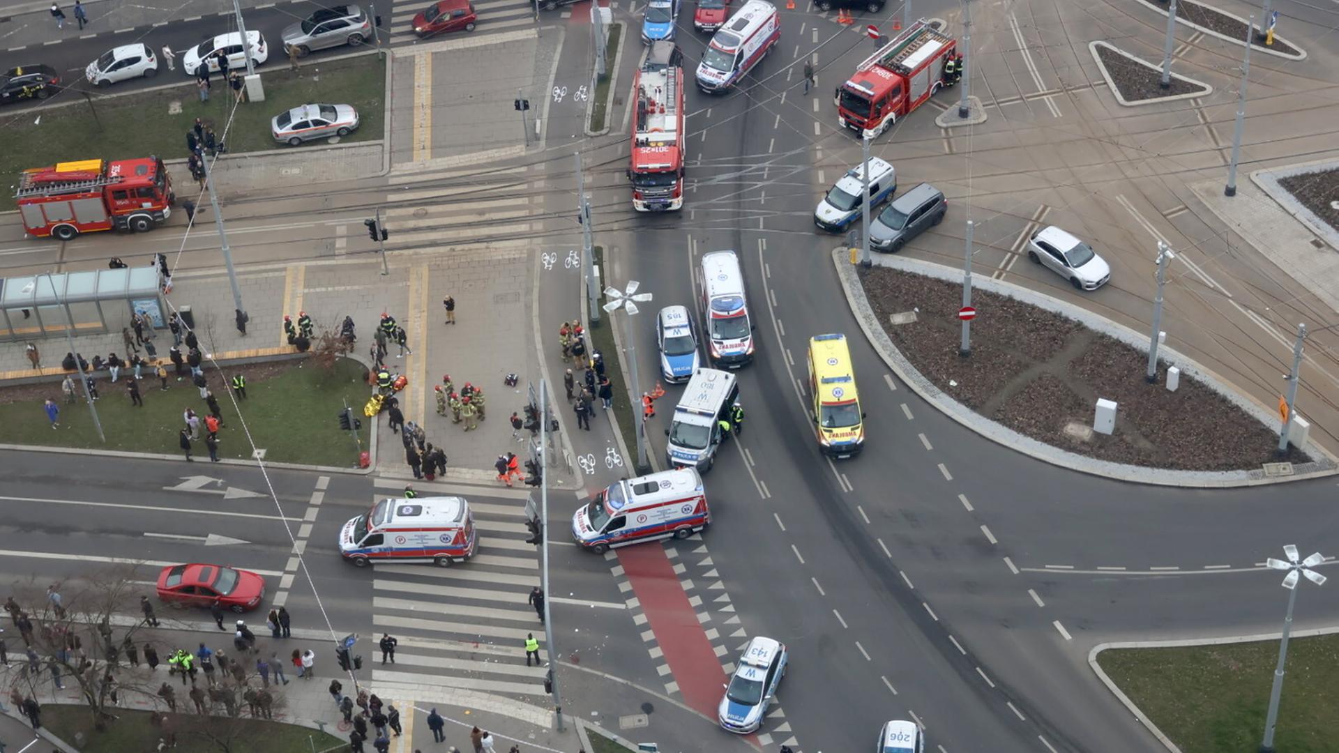 Eine Luftaufnahme von Rettungsdiensten und Polizeifahrzeugen am Unfallort am Rodlo-Platz in Stettin im Nordwesten Polens