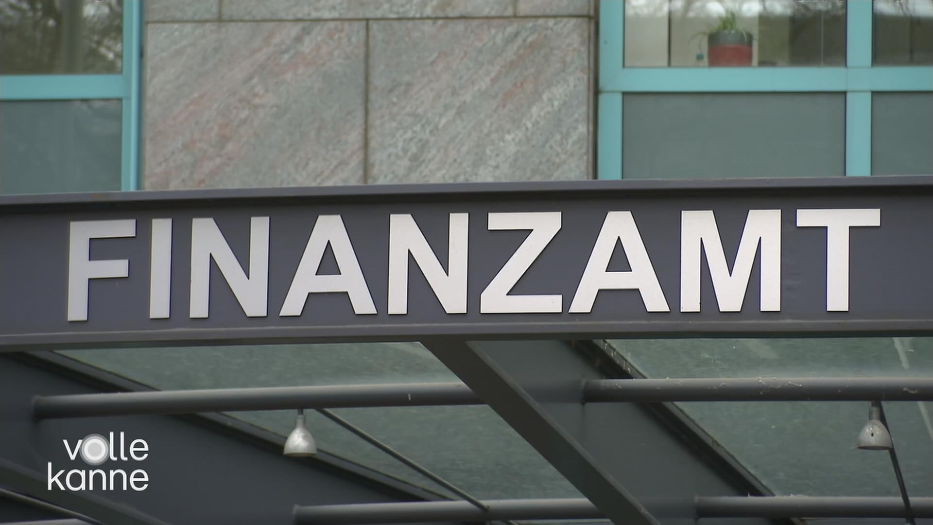 Schriftzug "Finanzamt" auf Gebäude