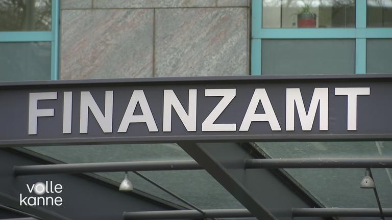 Schriftzug "Finanzamt" auf Gebäude