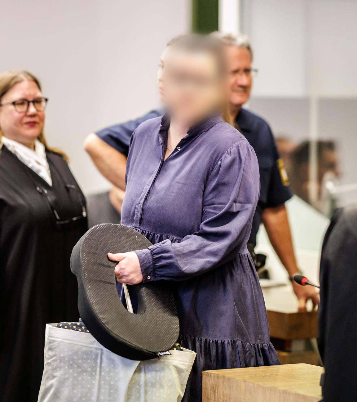 Bayern, München: Die Angeklagte Andrea Tandler (M) wird zu Prozessbeginn von einer Justizbeamtin an ihren Platz im Gerichtssaal begleitet.