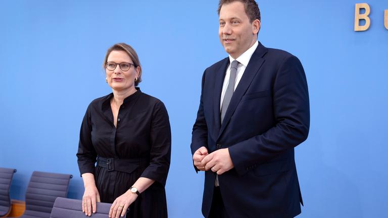 Bundesjustinministerin Hubig und Bundesfinanzminister Klingbeil stellen den Aktionsplan zur Bekämpfung von Steuer- und Finanzkriminalität vor.