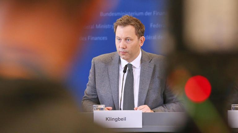 Bundesminister der Finanzen Lars Klingbeil (SPD) am Rednerpult