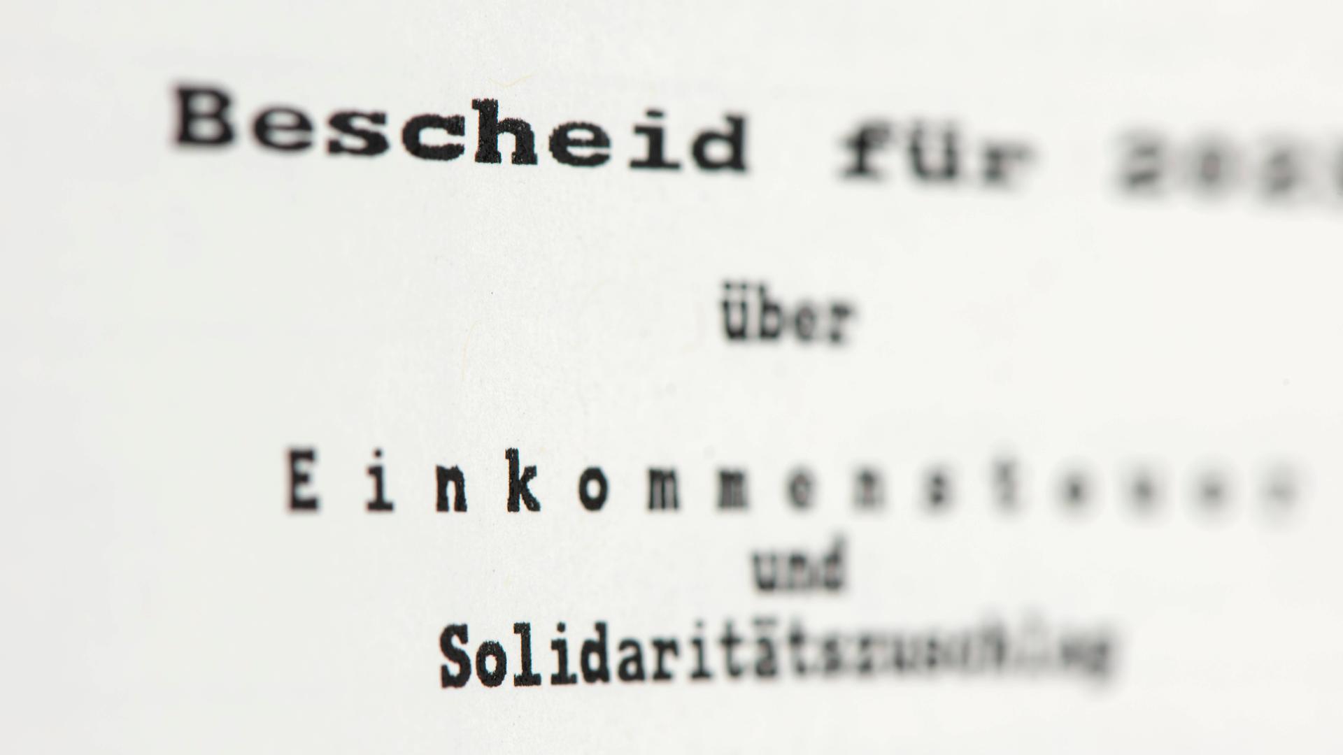 Steuerbescheid vom Finanzamt zur Einkommenssteuer.