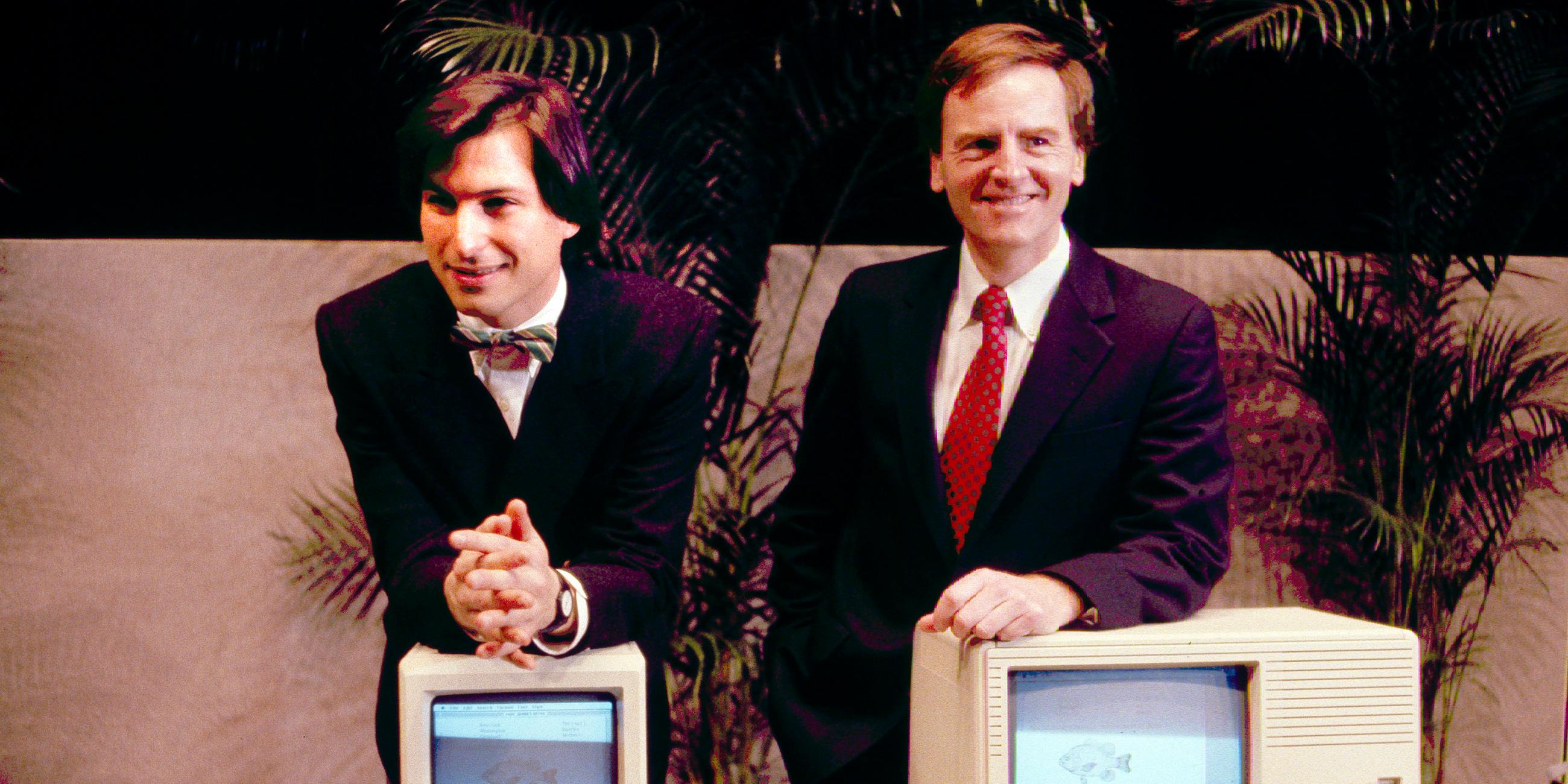 Steve Jobs und John Sculley präsentieren den neuen Macintosh-Computer im Januar 1984.