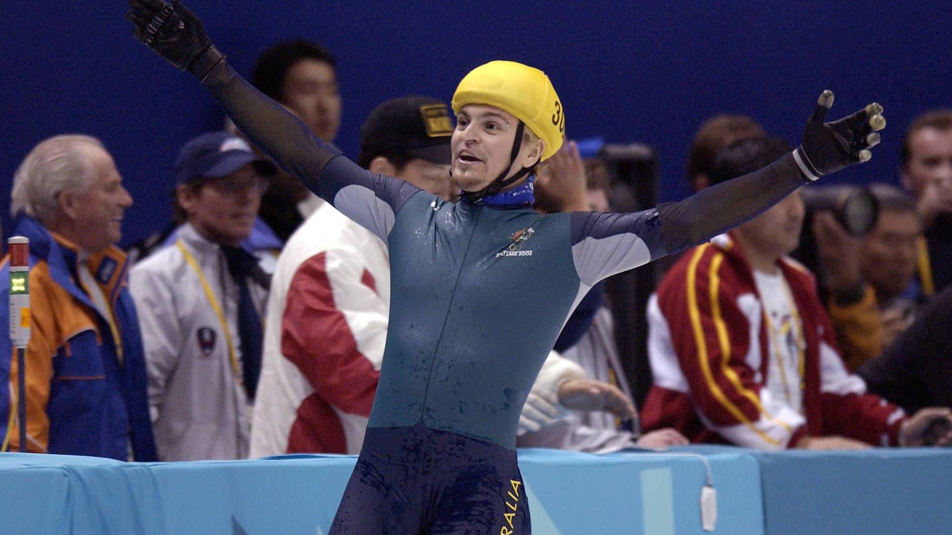 Steven Bradbury (Australien) bejubelt seinen Olympiasieg über 1000 Meter bei den Olympische Winterspiele 2002.