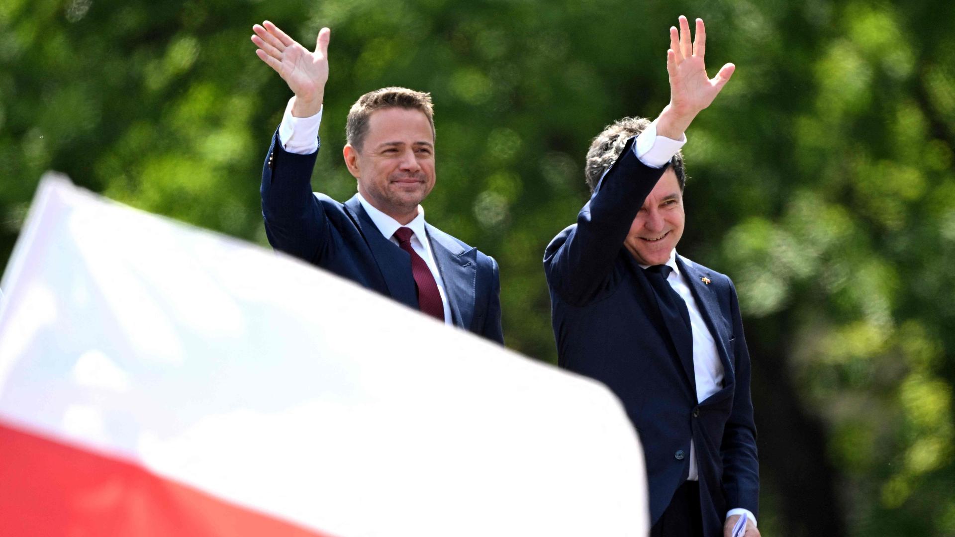 Die beiden Kandidaten zur Präsidentschaftsstichwahl in Polen. Links ist der pro-europäische Trzaskowski, rechts ist der konservative 