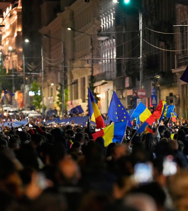 umänien, Bukarest: Anhänger des Präsidentschaftskandidaten N. Dan feiern auf der Straße nach Schließung der Wahllokale für die zweite Runde der Präsidentschaftswahlen.