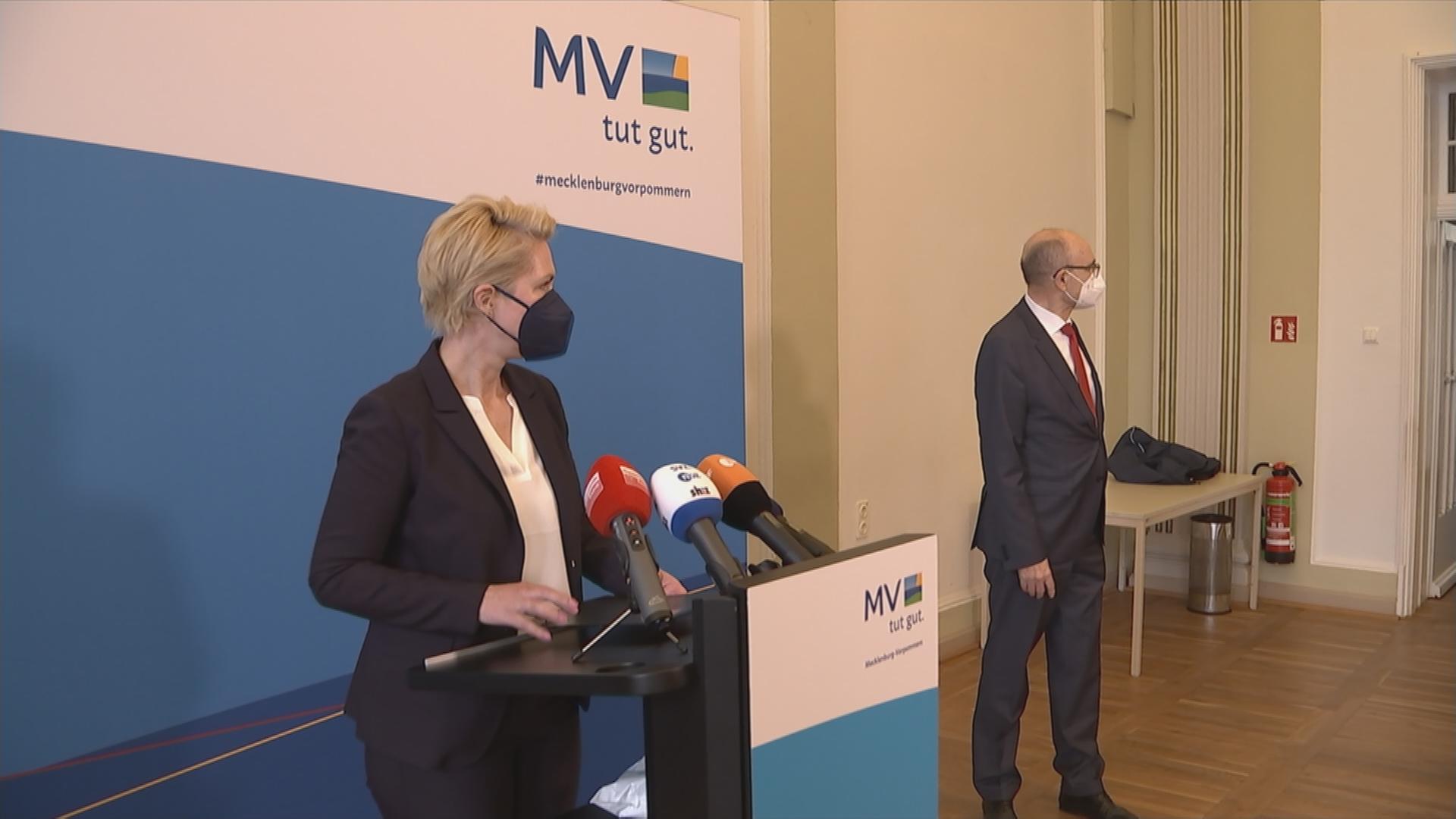 Ministerpräsidentin Schwesig und der Vorstandsvorsitzende Sellering haben den Rücktritt des Stiftungsvorstandes bekannt gegeben