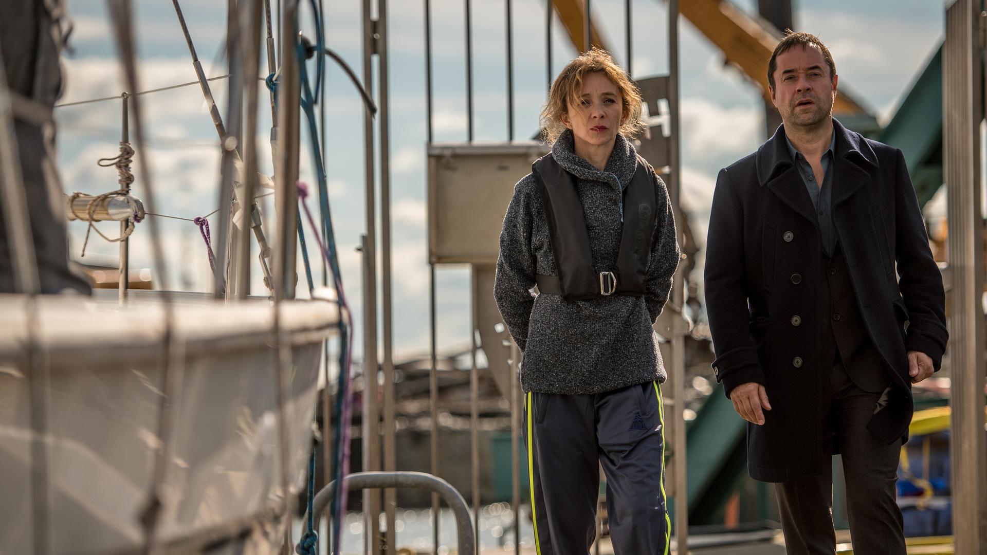 Hauptkommissar Jan Holzer (Jan Josef Liefers) und Elena Kühnert (Sylvie Testud) laufen nebeneinander.