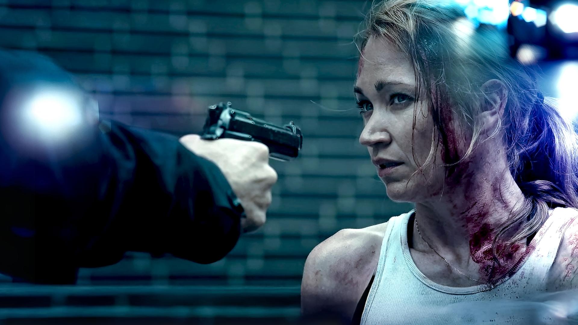 Sarah Kohr (Lisa Maria Potthoff) wird in einer Gasse mit einer Pistole bedroht.